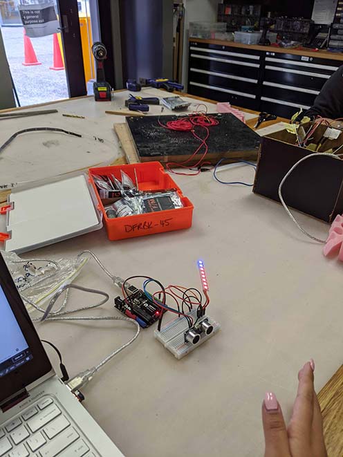 Arduino prototype with ultrasonic sensor and lightstrip